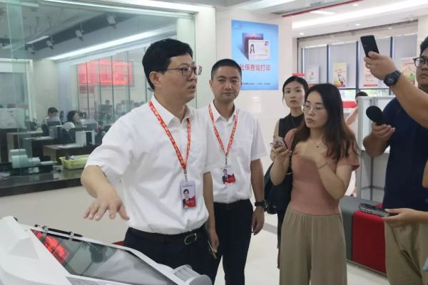 谢铁军现场讲解业务功能和流程