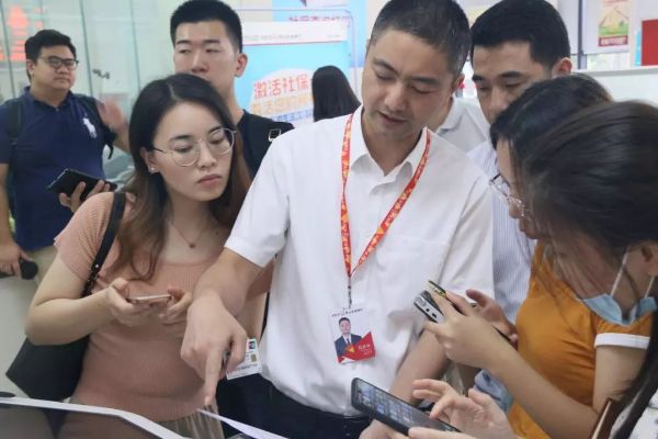 媒体朋友自助服务机具打印缴费清单