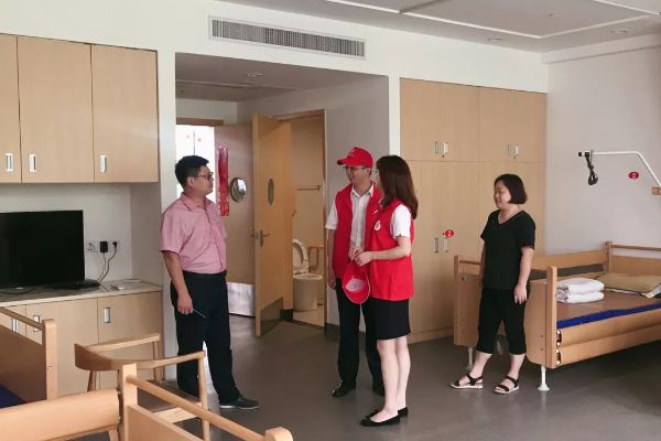 “红色金融卫士”了解老人生活情况