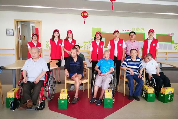 “红色金融卫士”与周市敬老院老人合影