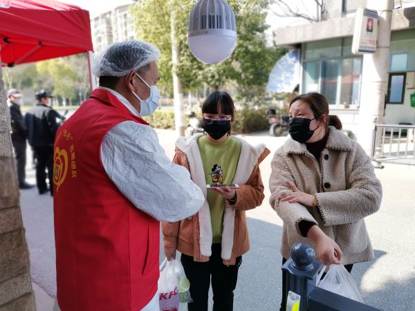先锋队协助居民查夜晚行动轨迹